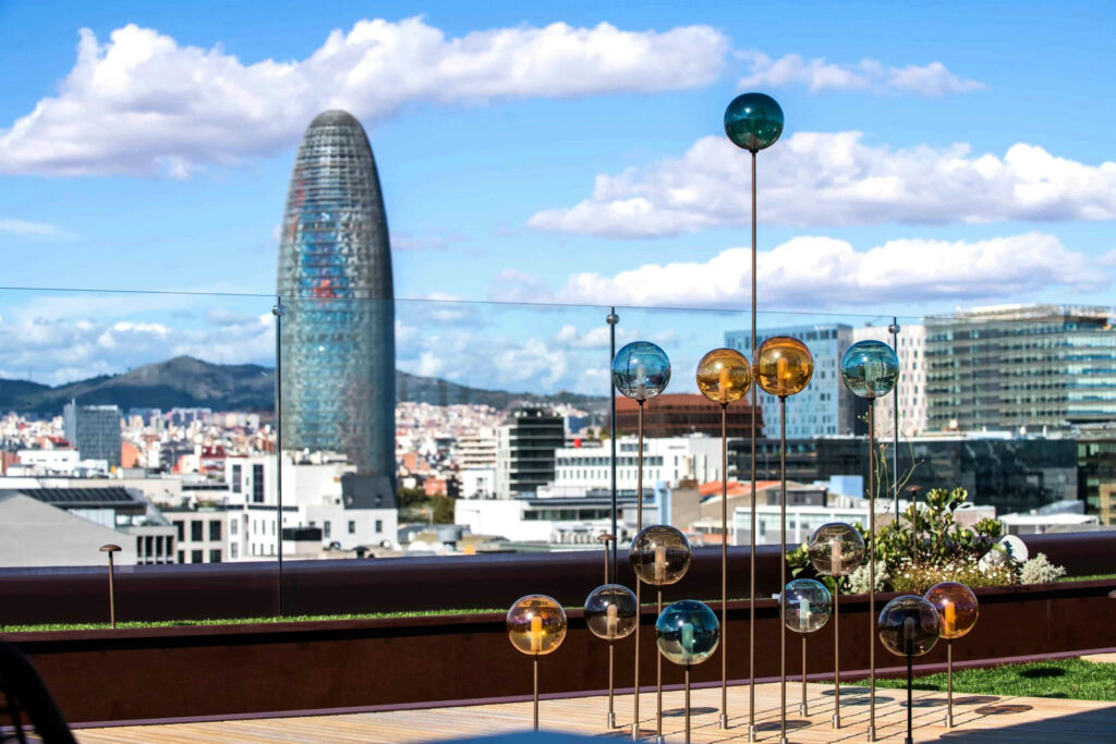 Terraza moderna con vistas Terraza contemporánea con escultura de vidrio y vista de la ciudad.