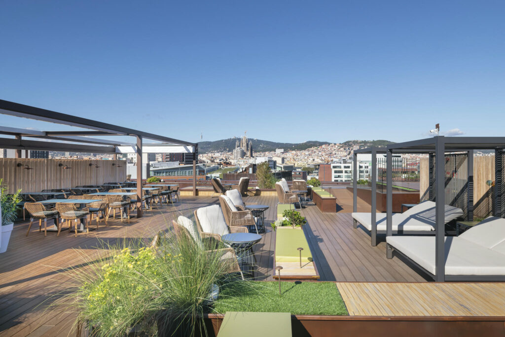 Terraza moderna en Barcelona Elegante terraza con vistas panorámicas en el centro de Barcelona.