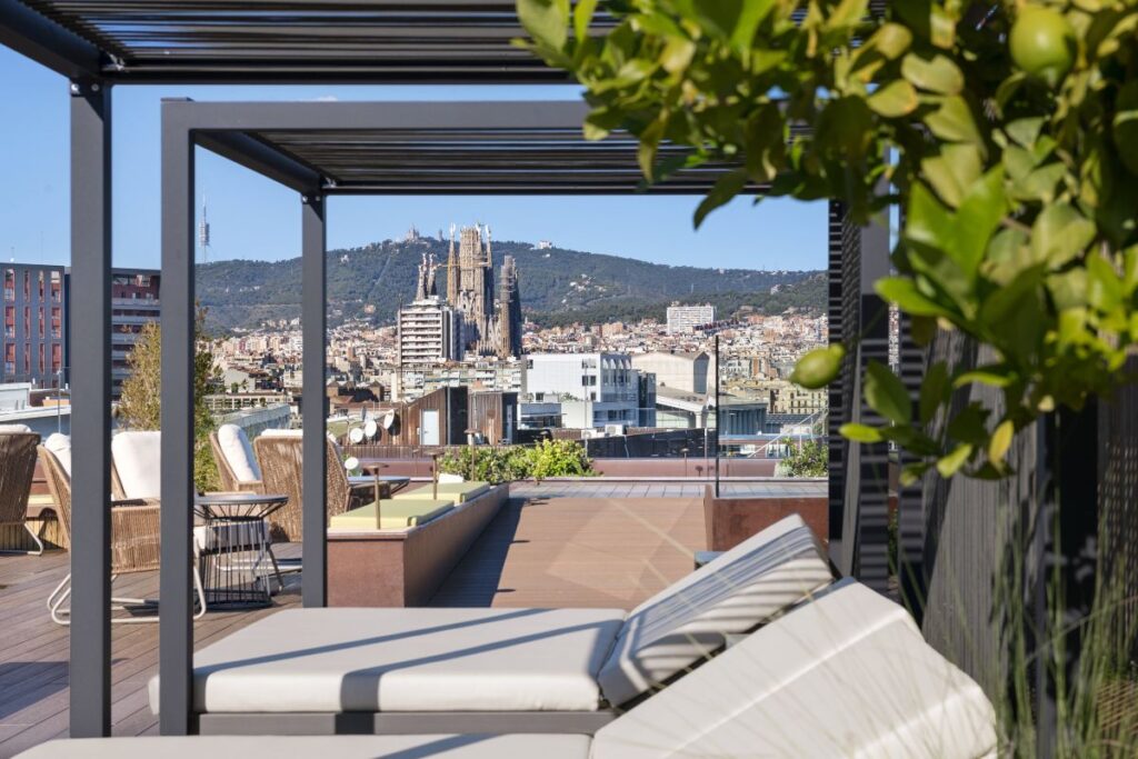 Terraza moderna con vistas Terraza elegante con tumbonas y vistas panorámicas de la ciudad.