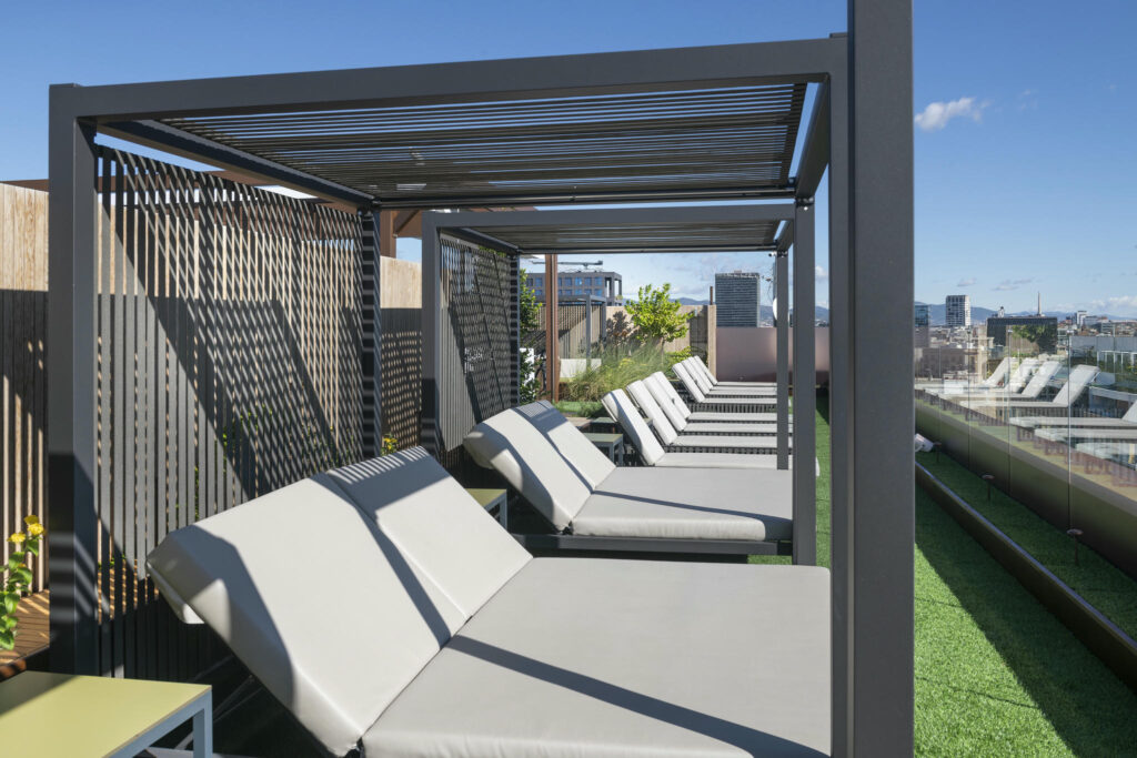 terraza minimalista elegante terraza con tumbonas modernas y diseño minimalista