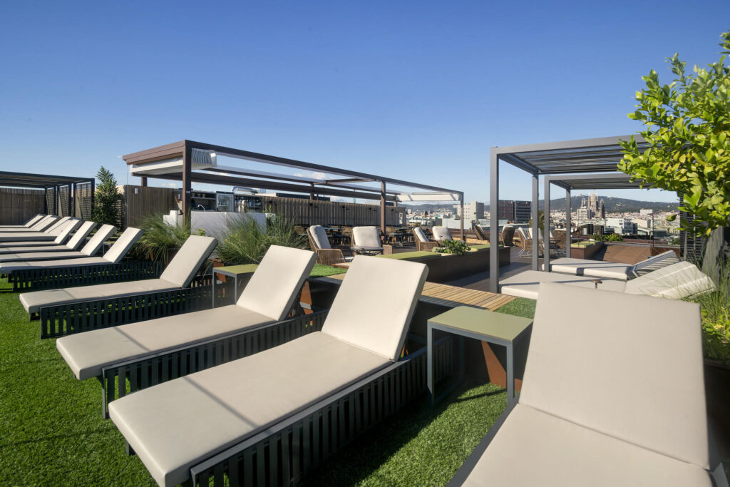 Terraza moderna y elegante Terraza con tumbonas de diseño moderno y vegetación abundante.