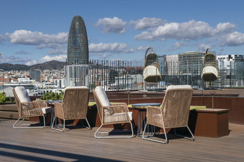 lounge en azotea moderna lounge en azotea elegante con sillas de mimbre y vista a la ciudad