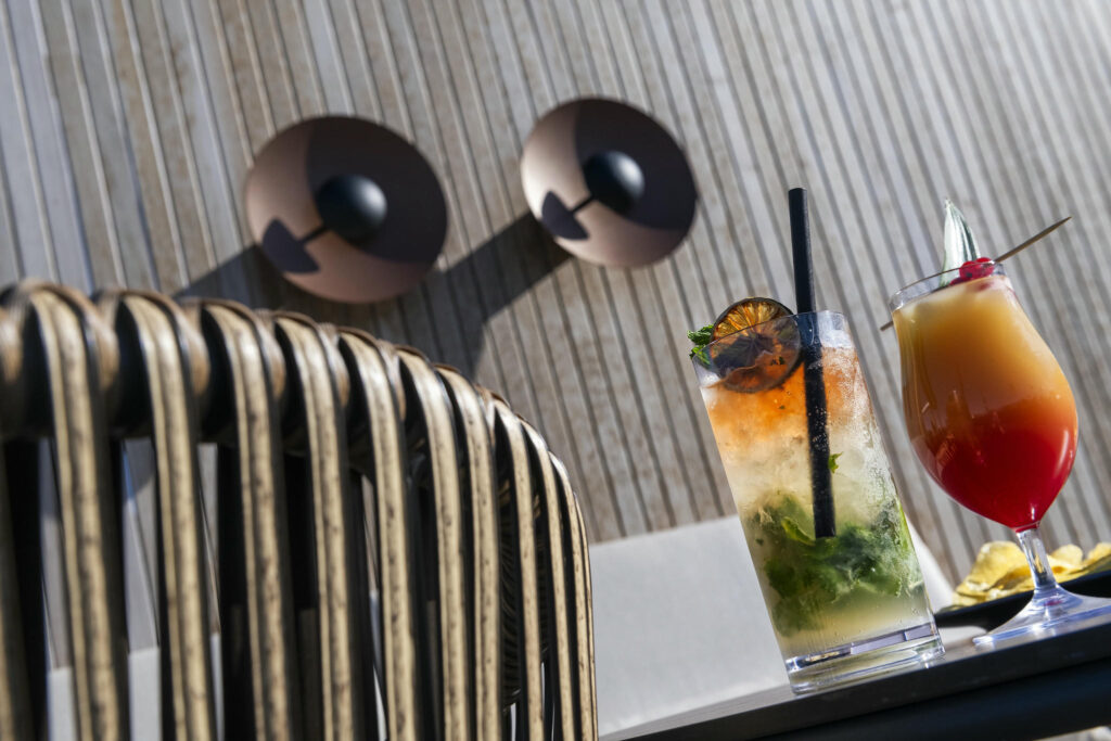 Bar moderno y elegante Bar contemporáneo con bebidas vibrantes y madera oscura.