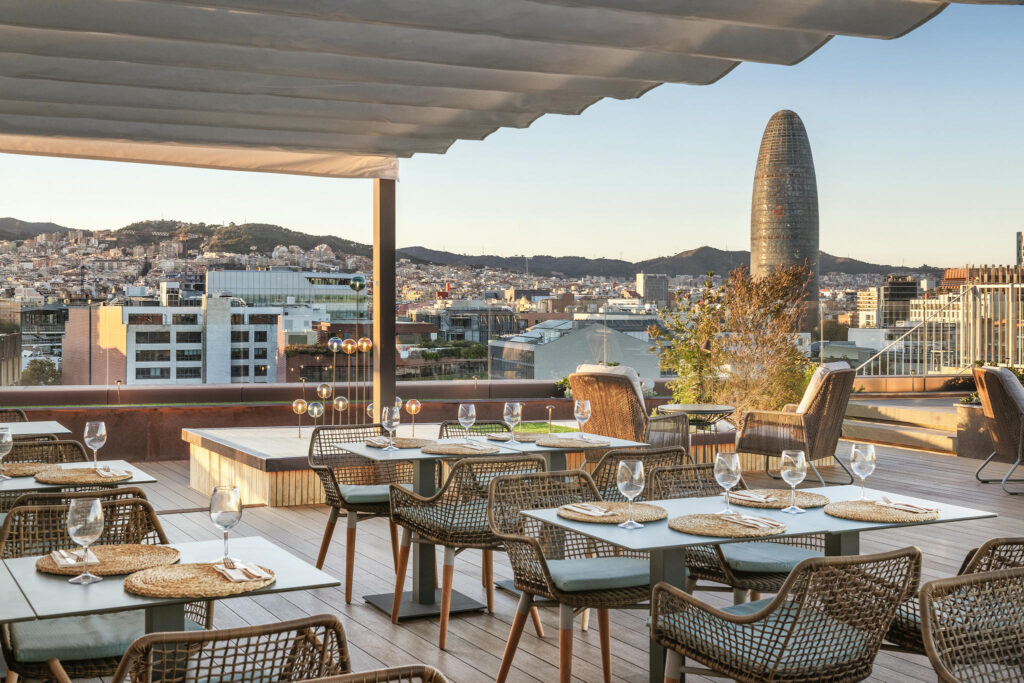 Terraza moderna y elegante Terraza con diseño contemporáneo y muebles de ratán.