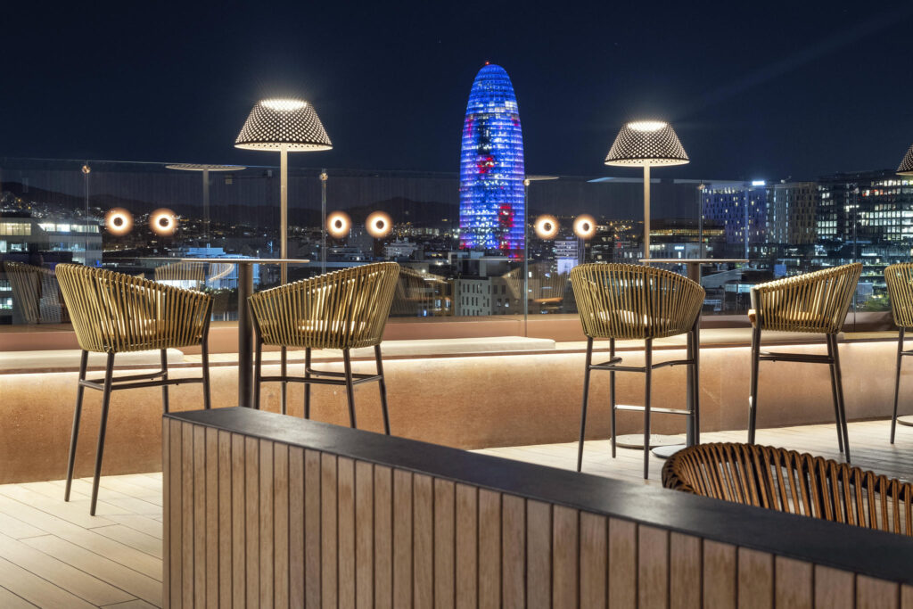 terraza elegante contemporánea terraza moderna con sillas de mimbre y vistas nocturnas