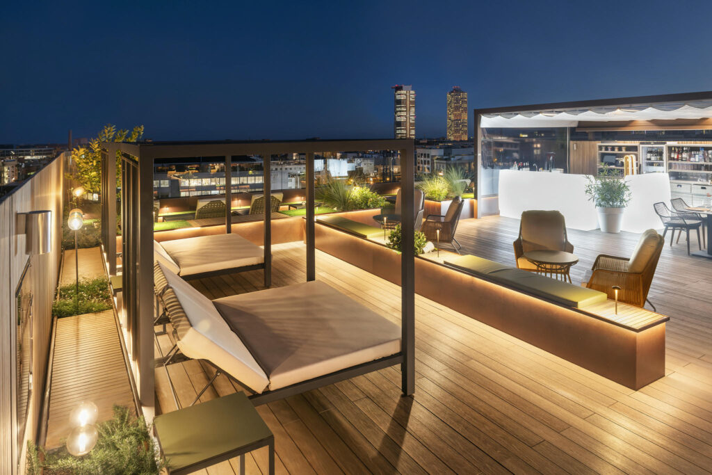 Terraza moderna y acogedora Terraza elegante con muebles de madera y plantas verdes.