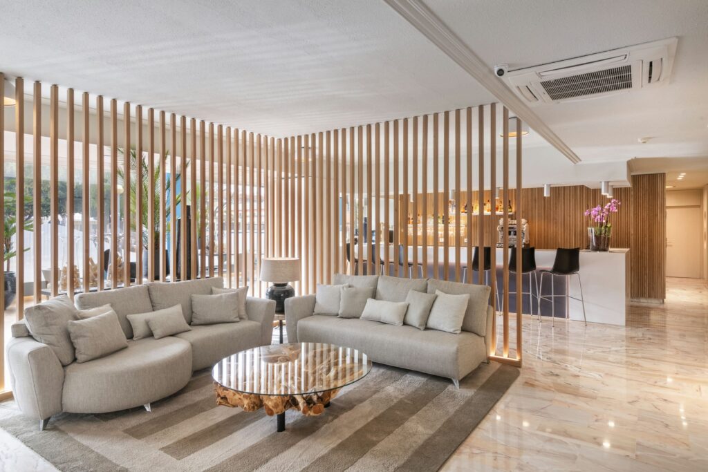 Salón moderno y acogedor Espacio interior con sofá cómodo y mesa de madera natural.