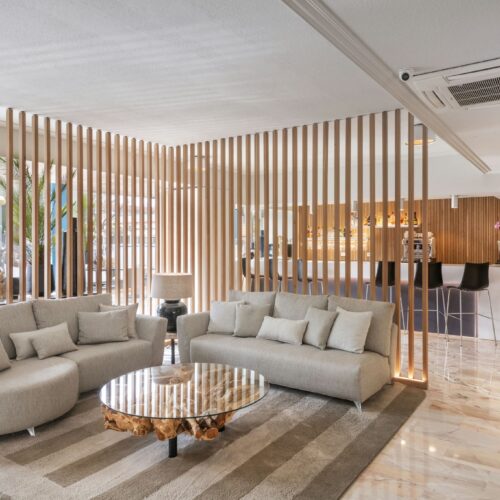 Espacio interior con sofá cómodo y mesa de madera natural.