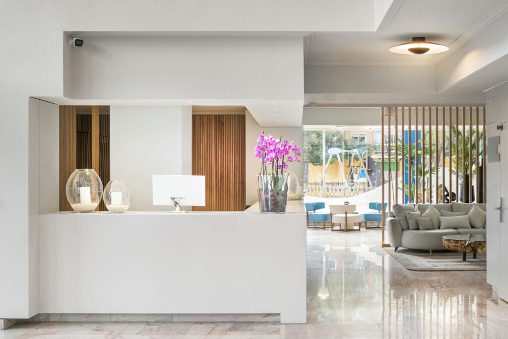 Recepción moderna y luminosa Espacio de recepción con diseño minimalista y acabados en madera.