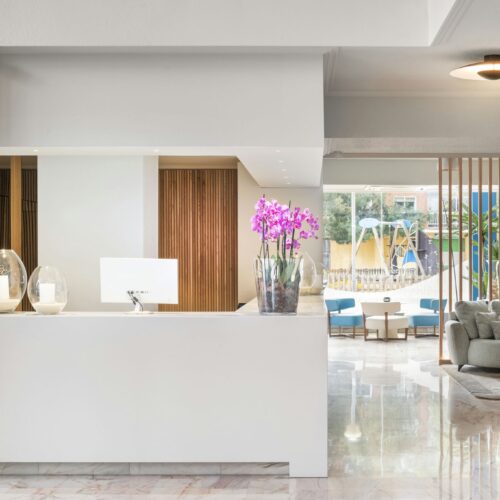Espacio de recepción con diseño minimalista y acabados en madera.