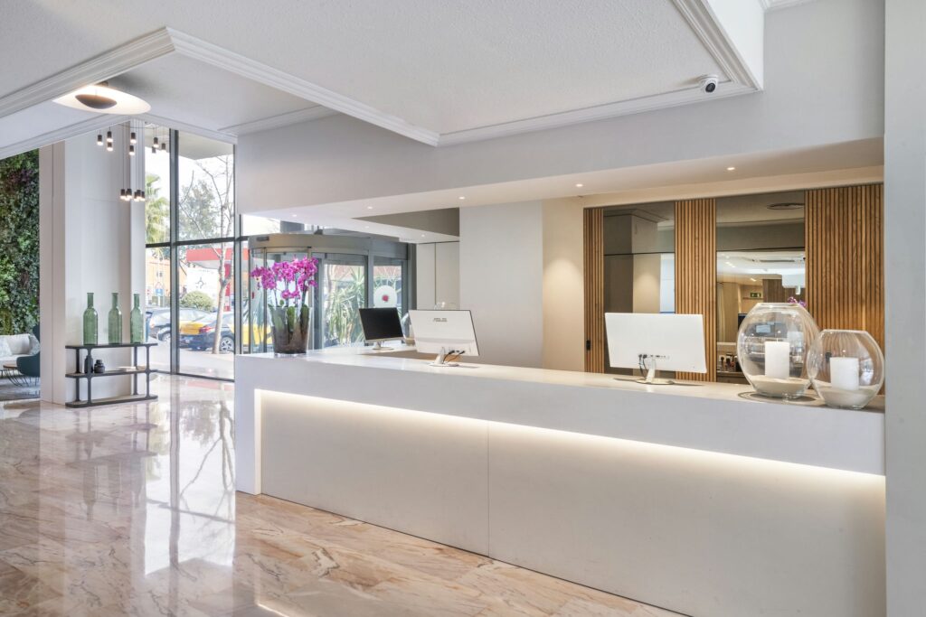 Recepción moderna y acogedora Recepción elegante con diseño minimalista y madera clara.