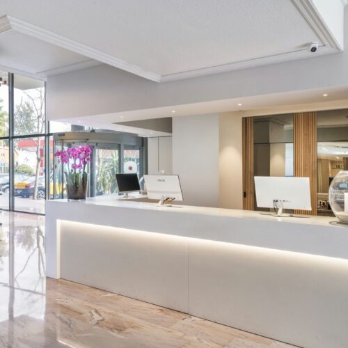 Recepción elegante con diseño minimalista y madera clara.