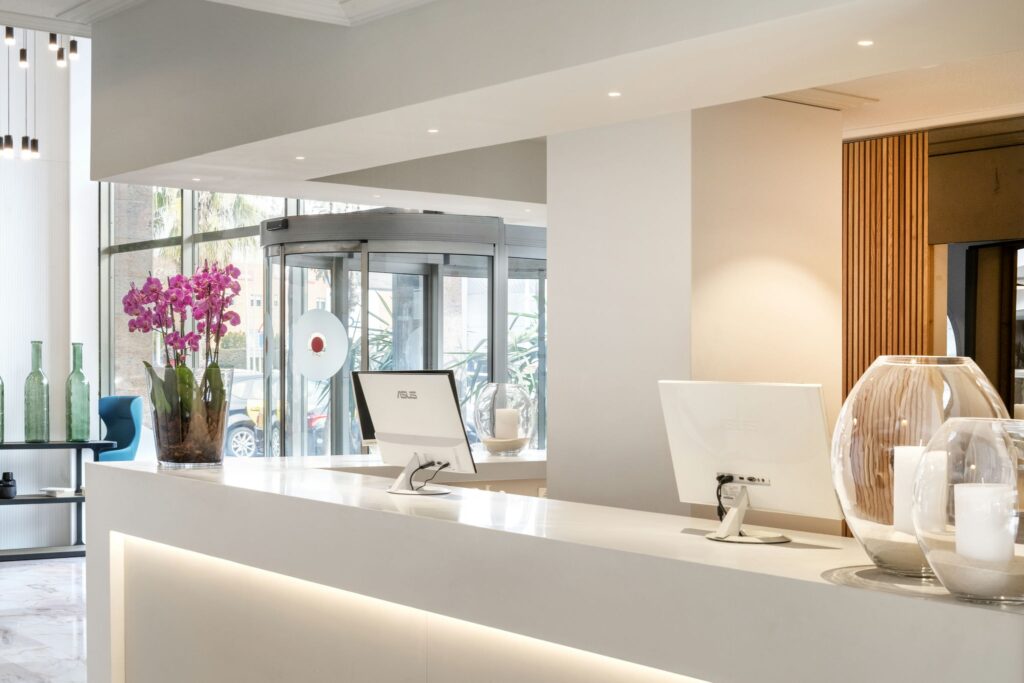 Recepción moderna y elegante Recepción minimalista con flores frescas y acabados elegantes.