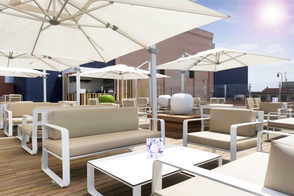 Terraza Moderna y Acogedora Terraza elegante con sofás beige y sombrillas de diseño contemporáneo