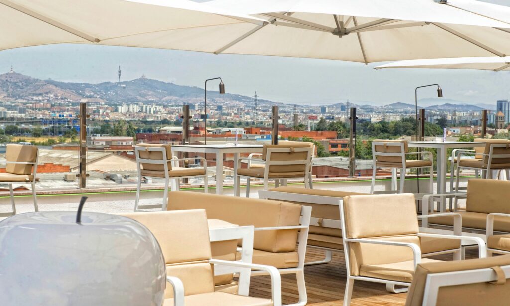 Terraza moderna con estilo Terraza contemporánea con muebles de diseño elegante.