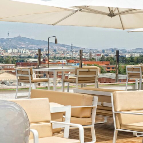 Terraza contemporánea con muebles de diseño elegante.