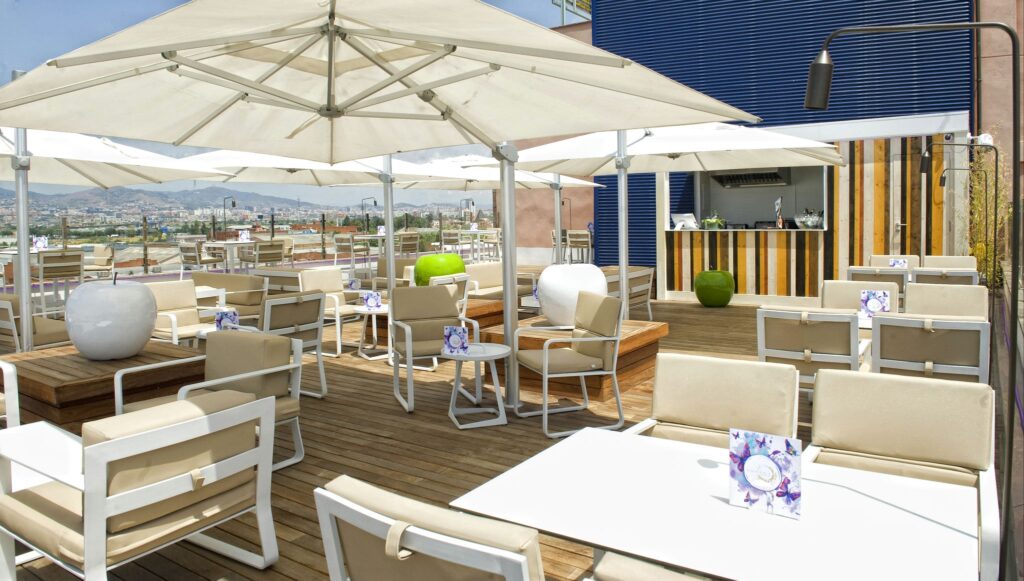 Terraza moderna acogedora Terraza moderna con muebles de madera y sombrillas