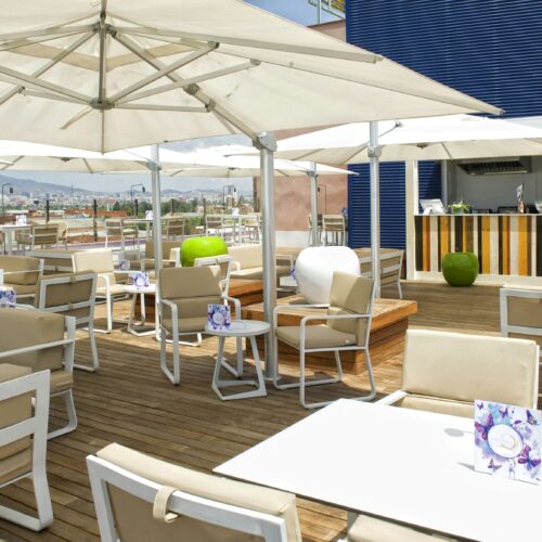 Terraza moderna con muebles de madera y sombrillas