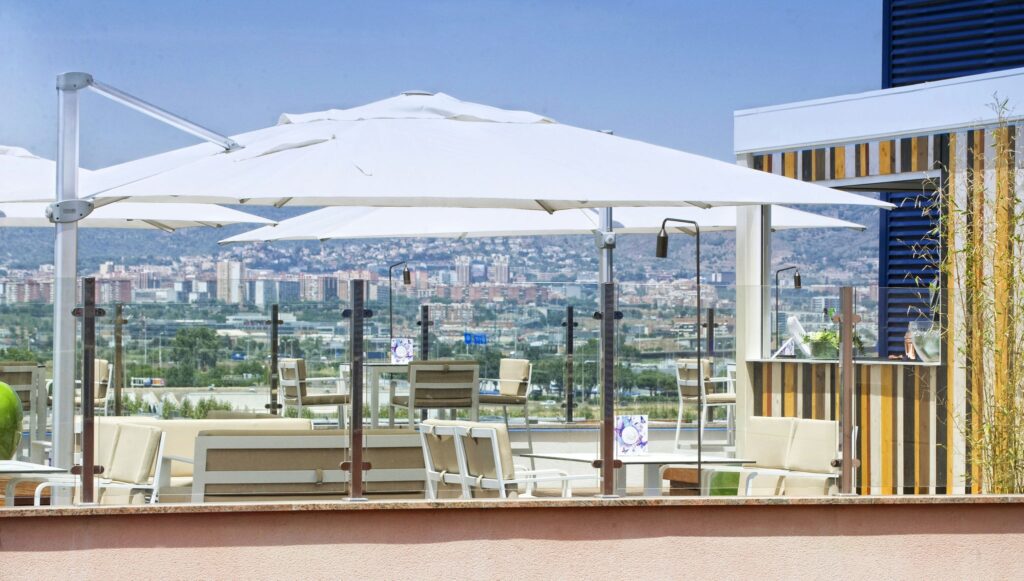 Terraza Moderna y Acogedora Terraza elegante con sombrillas y sillones, vista espectacular al horizonte.