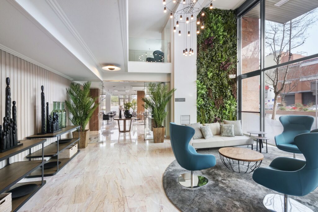 Hall acogedor y moderno Zona de estar elegante con plantas y muebles de diseño moderno.