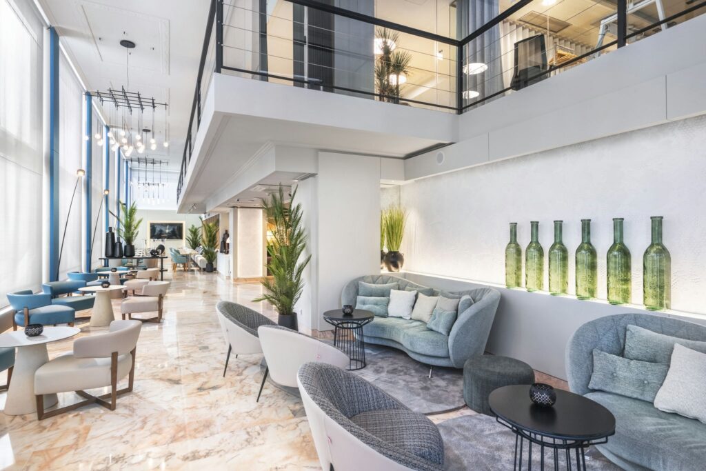 salón moderno y acogedor
