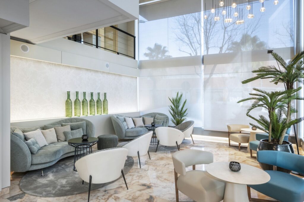 salón moderno y luminoso salón contemporáneo con grandes ventanales y muebles acogedores