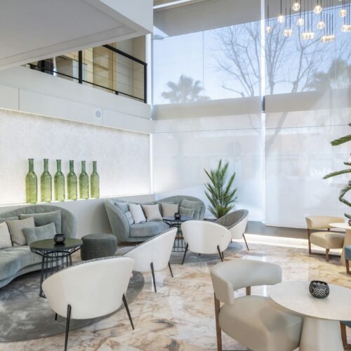 salón contemporáneo con grandes ventanales y muebles acogedores