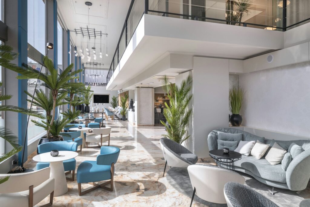 Salón moderno y luminoso Salón contemporáneo con sillones azules y acabados en mármol.