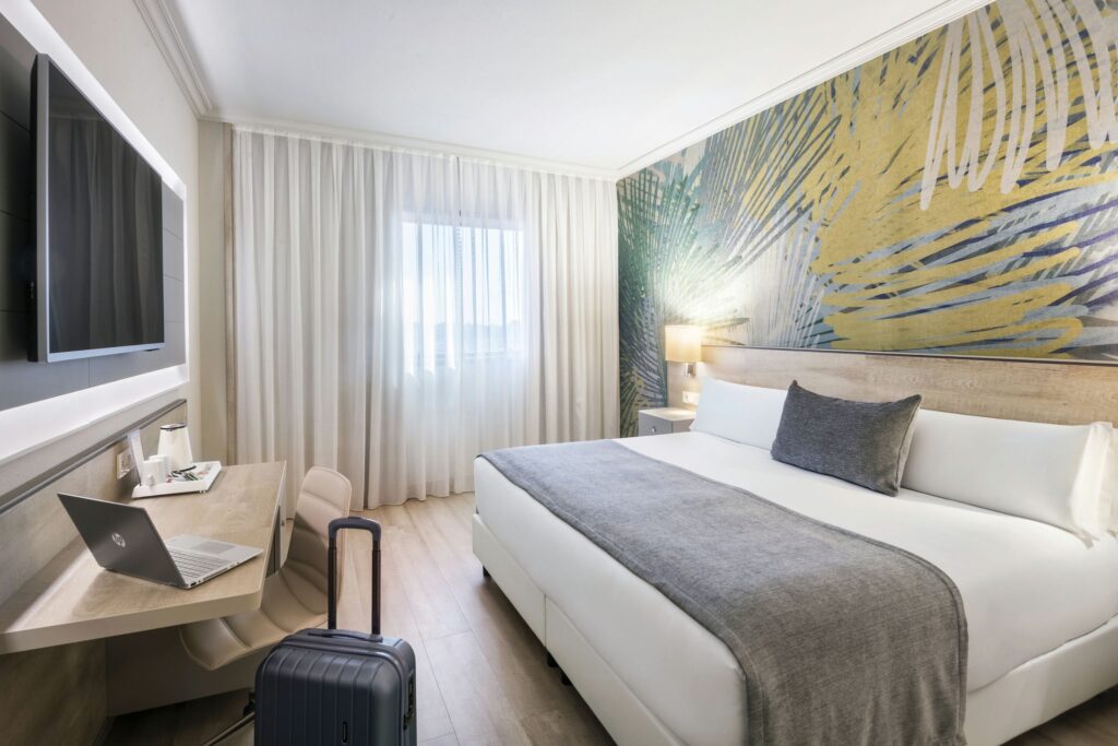 Habitación Moderna con Estilo Diseño interior de habitación moderna con cama y escritorio.