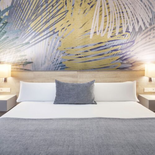 Hotel Ciutat del Prat: Dormitorio moderno con cama doble y pared decorativa única
