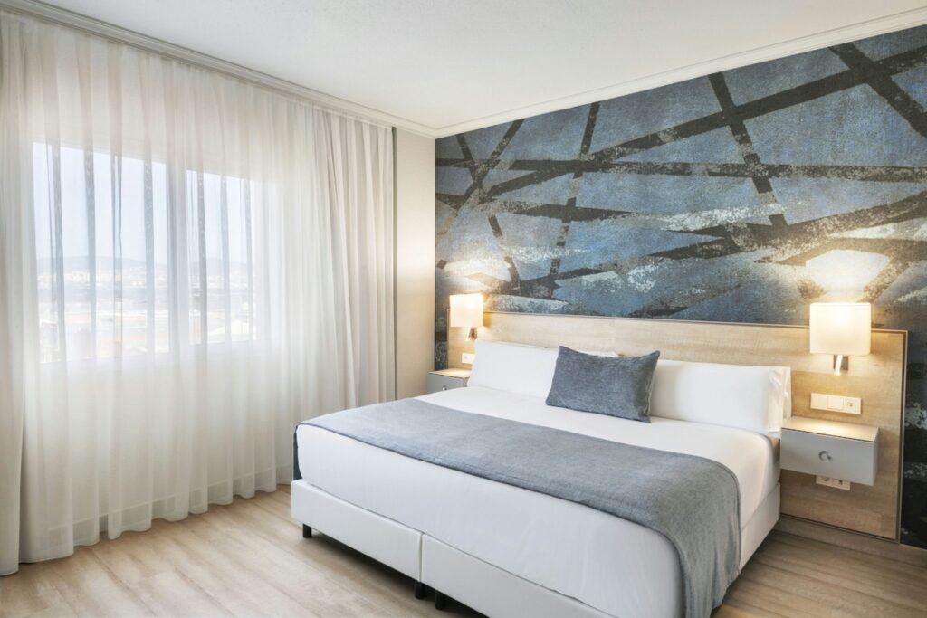Dormitorio moderno luminoso Dormitorio con paredes azul oscuro y muebles de madera clara
