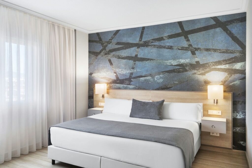 Dormitorio moderno elegante Dormitorio contemporáneo con decoración sofisticada y luz natural.