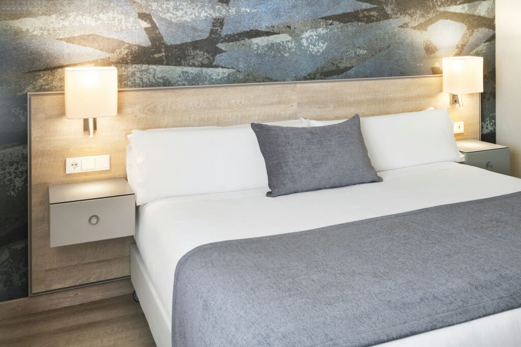 dormitorio moderno y cálido dormitorio cómodo con cabecero de madera y detalles grises