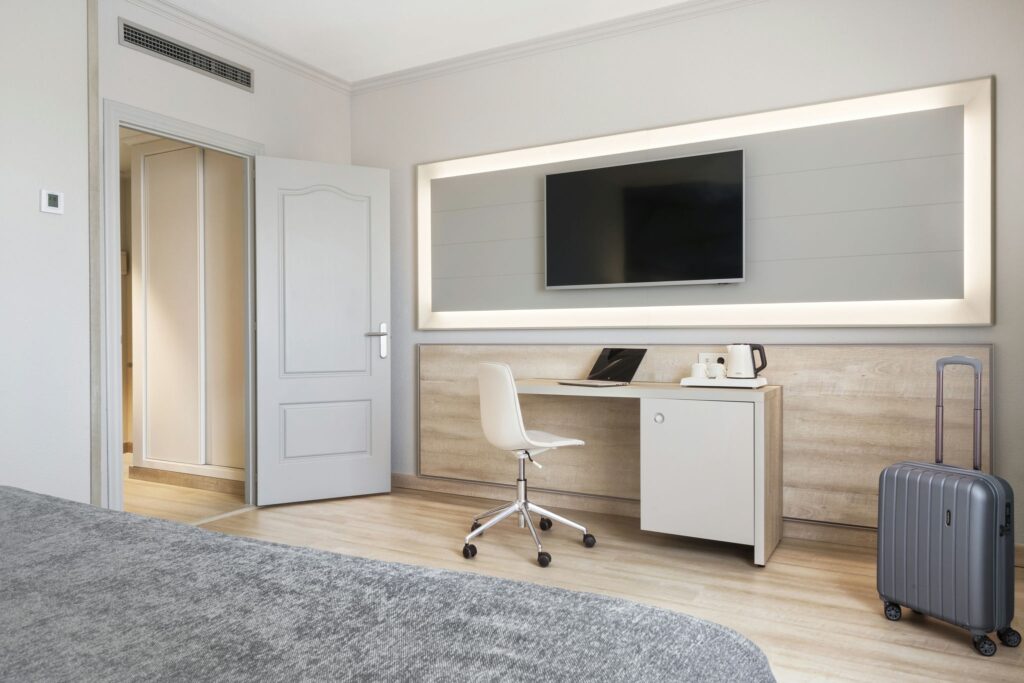 Oficina minimalista moderna Espacio de trabajo moderno con escritorio y tonos claros.