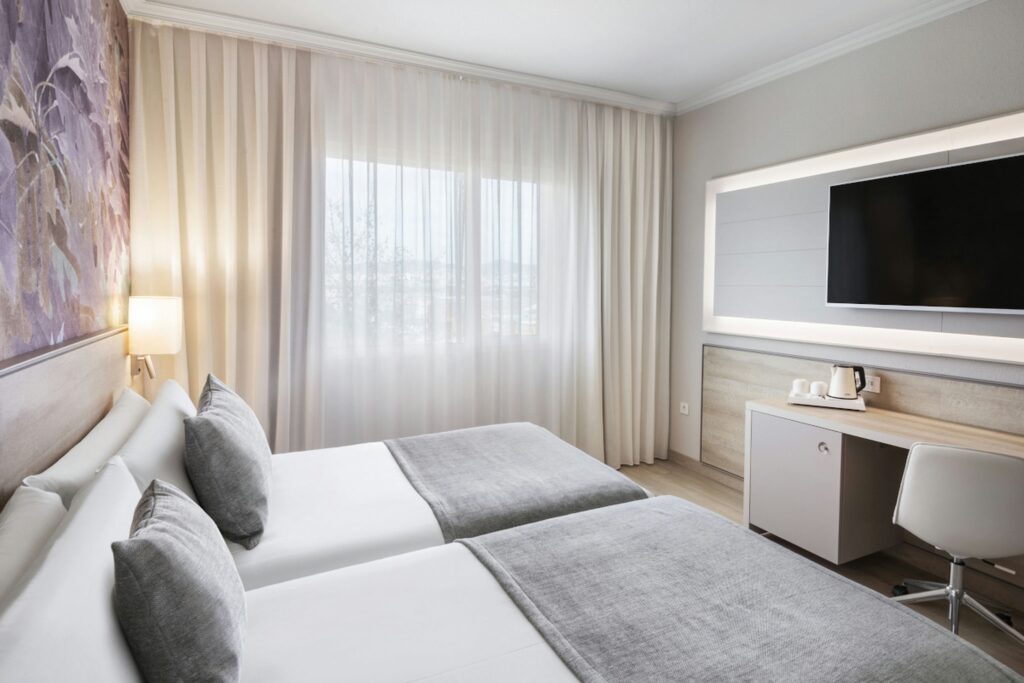 Dormitorio moderno minimalista Dormitorio contemporáneo con diseño minimalista y decoración suave.