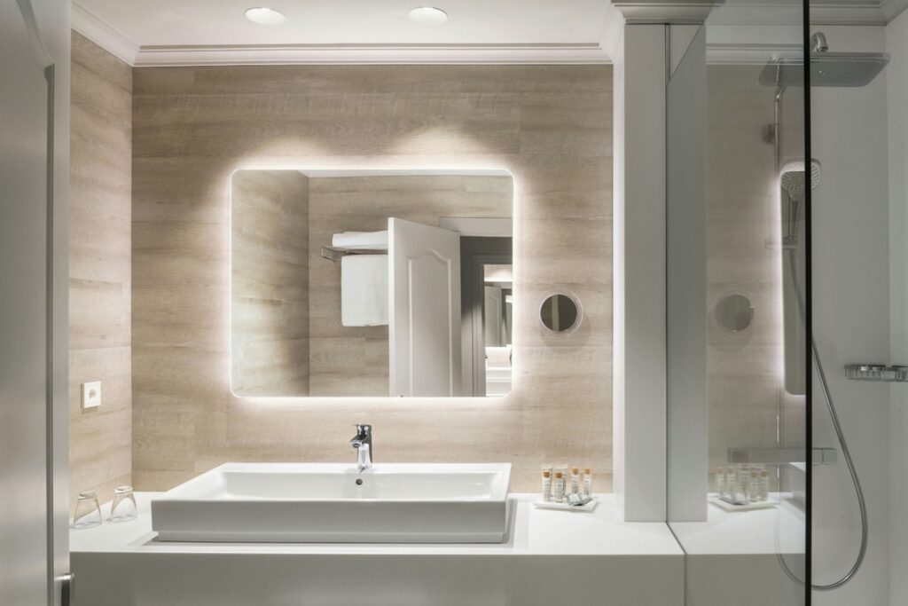 Baño estiloso y funcional Baño moderno con lavabo blanco y decoración luminosa.