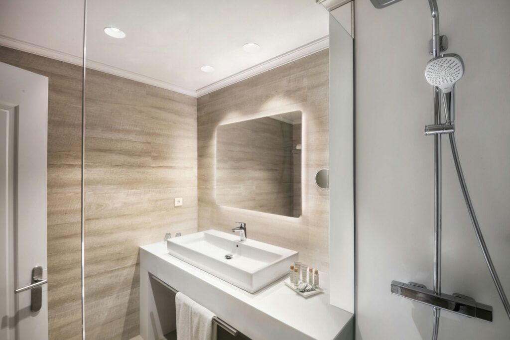 Baño minimalista y elegante Baño moderno con ducha y lavabo de diseño estilizado