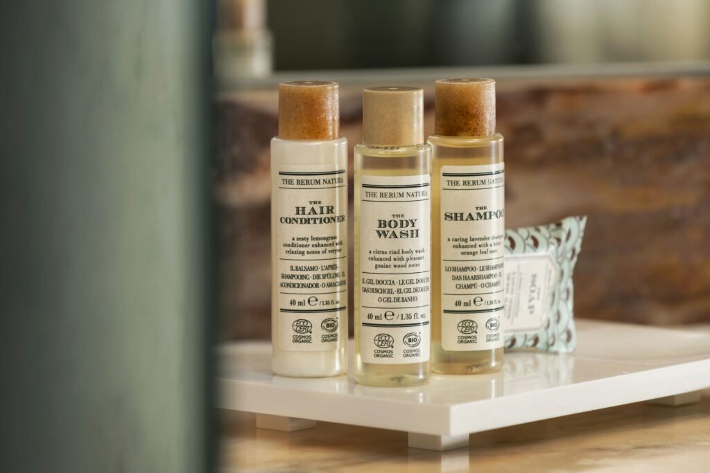 Productos de cuidado personal natural Estantes con botellas de champú y gel de baño naturales.