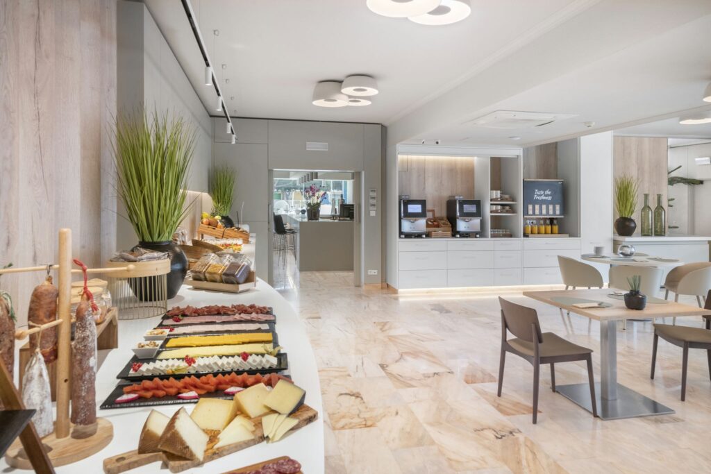 Cafetería minimalista y natural Interior de cafetería con decoración minimalista y materiales naturales.