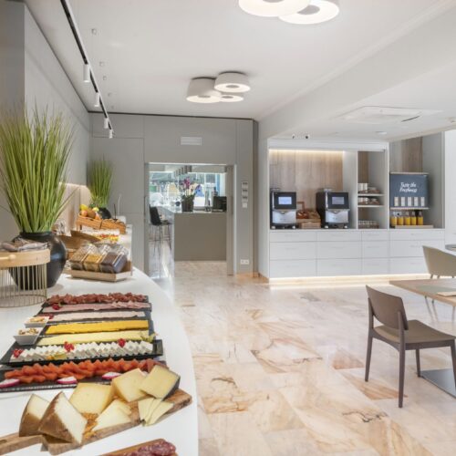 Interior de cafetería con decoración minimalista y materiales naturales.
