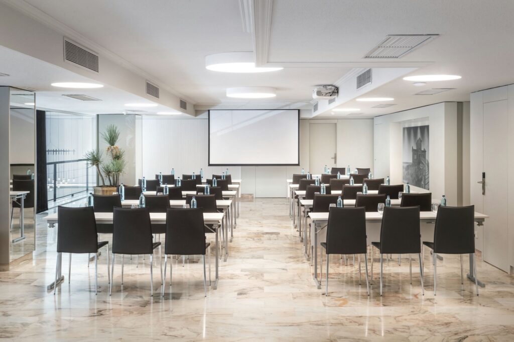 Salón moderno y funcional Salón de conferencias moderno con mesas y proyector.