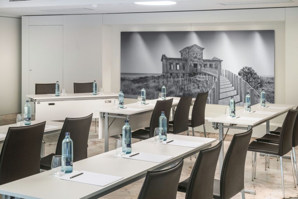 Sala de reuniones elegante Sala de reuniones moderna con mesas blancas y sillas de cuero marrón