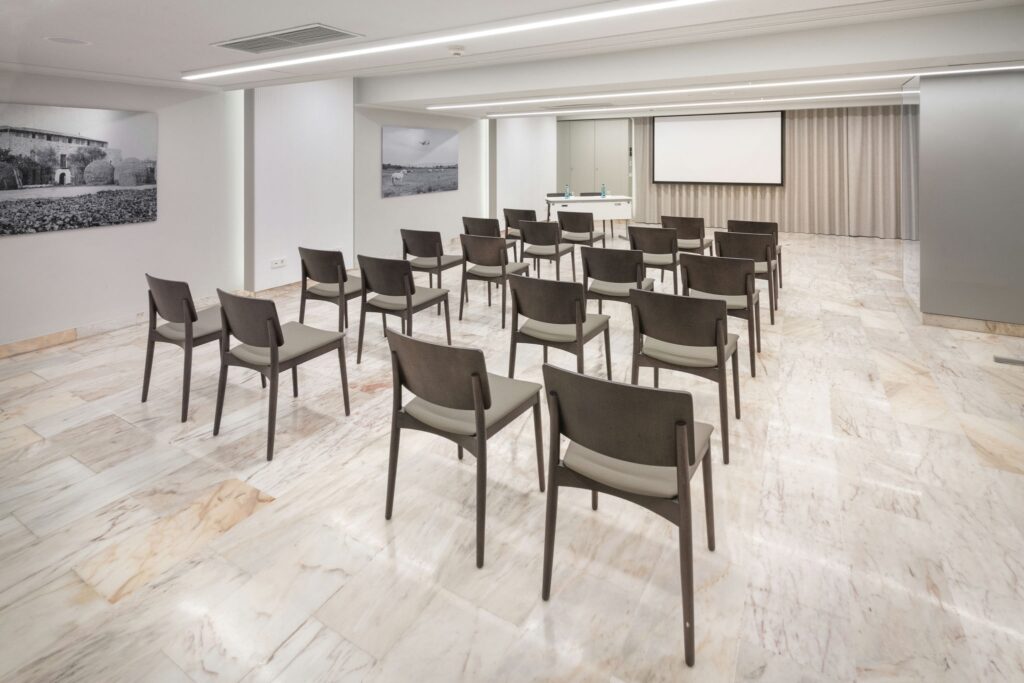 Sala de reuniones elegante Sala de reuniones moderna con sillas de diseño y mármol