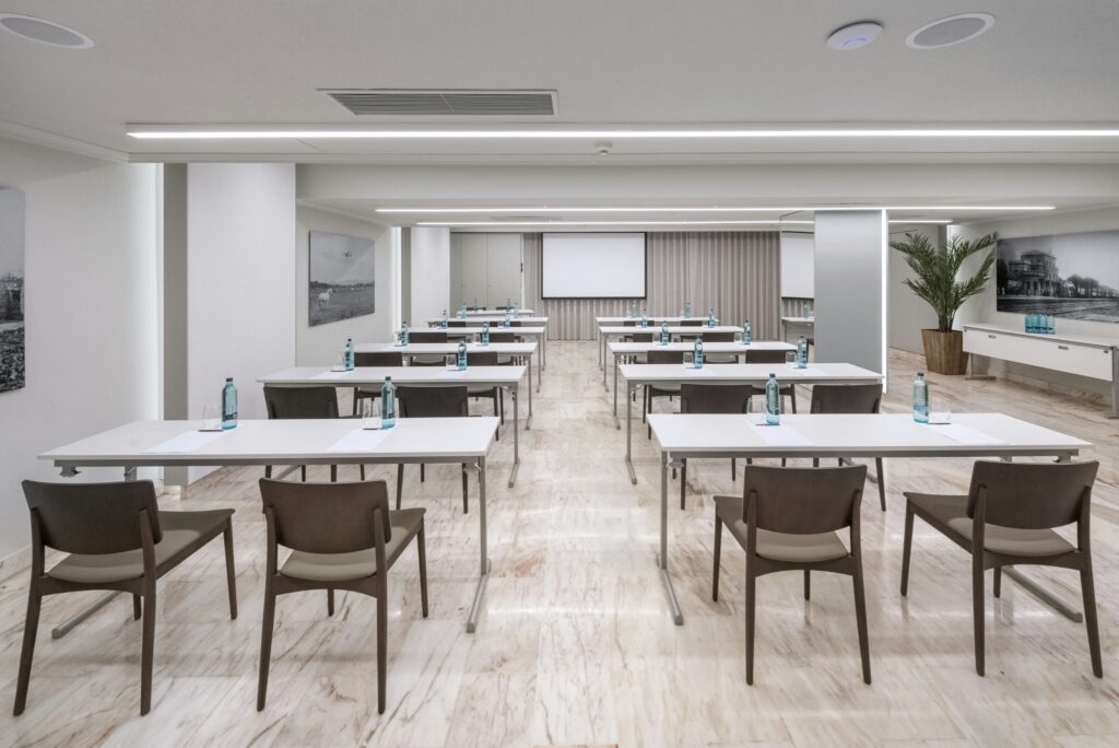 Sala de conferencias moderna Sala de reuniones con mobiliario minimalista en blanco y marrón.