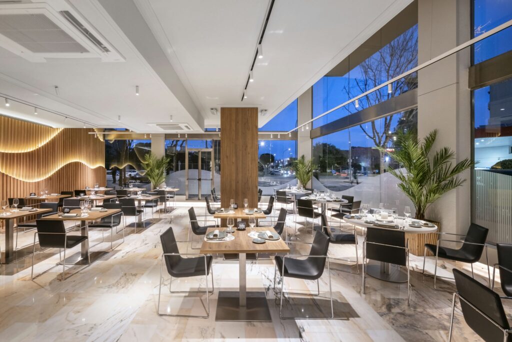 Restaurante Minimalista Moderno Restaurante contemporáneo con diseño minimalista y gran luminosidad natural.