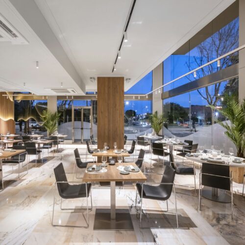 Restaurante contemporáneo con diseño minimalista y gran luminosidad natural.
