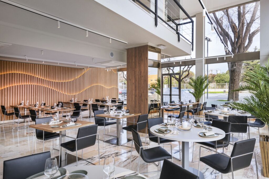 Restaurante elegante y moderno Comedor contemporáneo con muebles de madera y cristal.