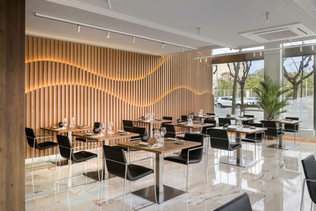 Comedor elegante y moderno Comedor contemporáneo con mesas de cristal y diseño en madera.