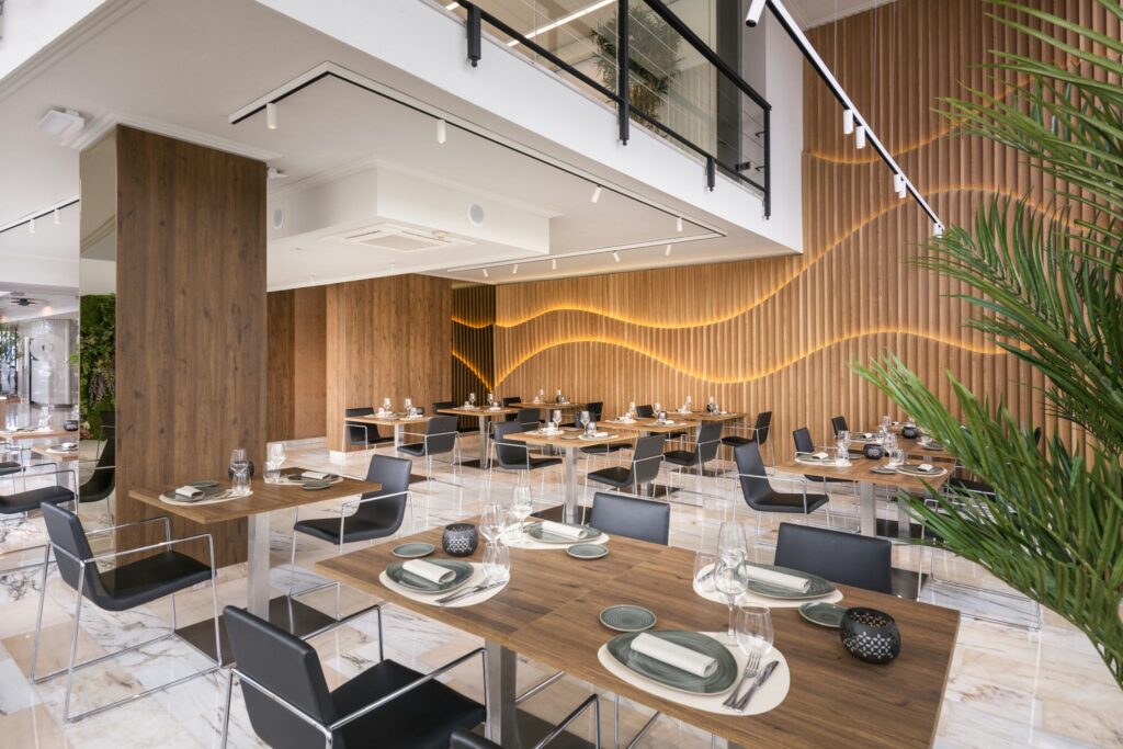 Restaurante moderno con encanto Interior de restaurante moderno con detalles en madera y luz suave.
