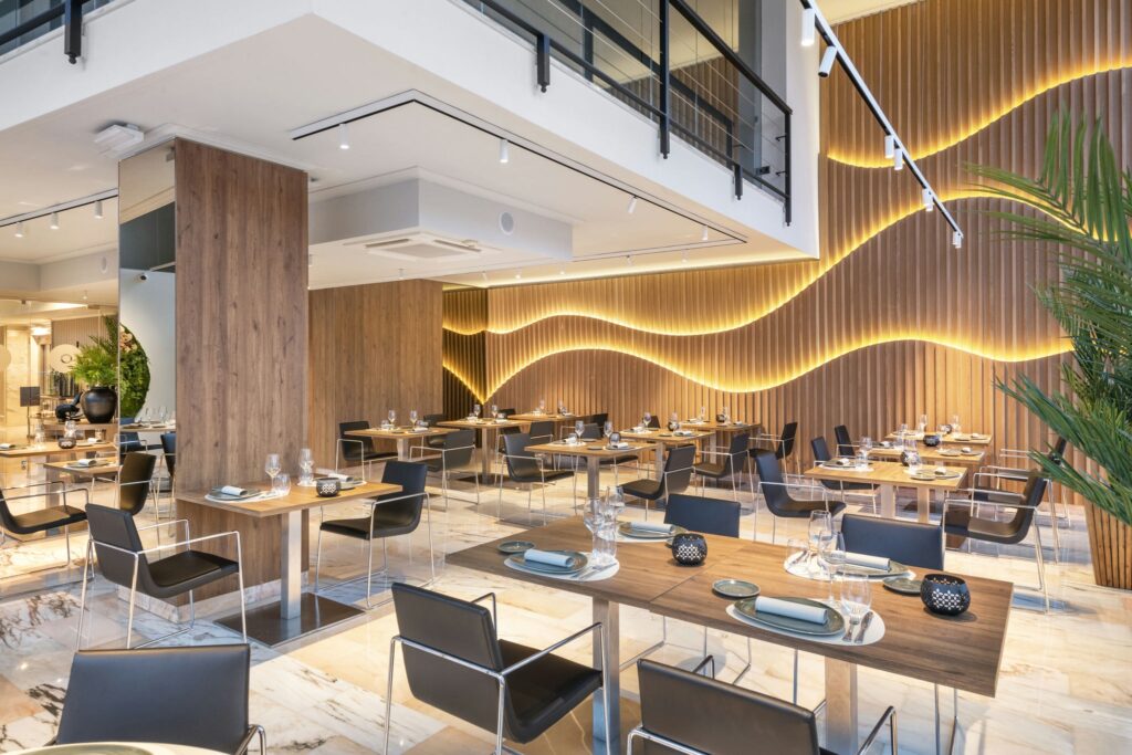 Diseño Interior Contemporáneo Elegante Restaurante moderno con madera y iluminación cálida destacada.